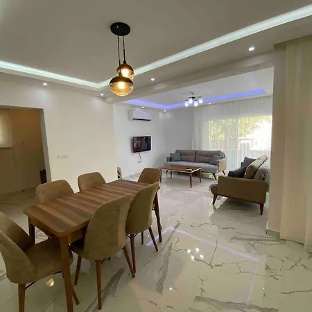 Hotell Merkezde 2+1 Esyali Bahceli Muestakil Ev, 4*